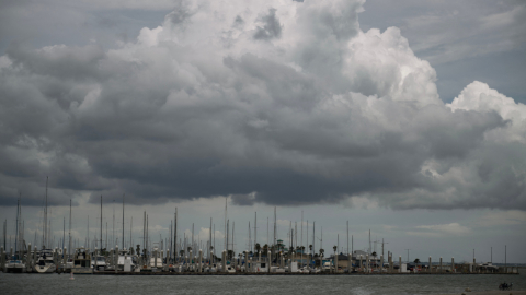 Barcos en un puerto deportivo antes de la llegada de la tormenta tropical Beryl en Texas, 7 de julio de 2024.