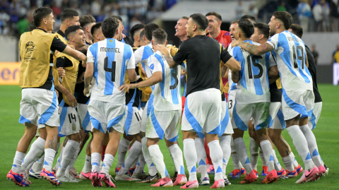 Los jugadores de Argentina celebran su pase a las semifinales de la Copa América tras vencer a Ecuador, el jueves 4 de julio de 2024.