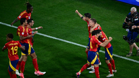 Dani Olmo festeja el segundo gol de España en el duelo de semifinal ante Francia, por la Eurocopa 2024.