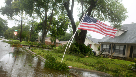 Una bandera de Estados Unidos tras el paso del huracán Beryl, 8 de julio de 2024.