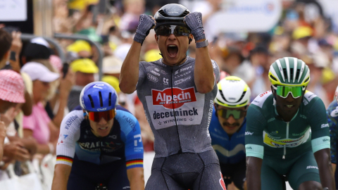 El ciclista belga Jasper Philipsen de Alpecin - Deceuninck celebra mientras cruza la línea de meta al ganar la décima etapa del Tour de Francia, el 9 de julio de 2024.