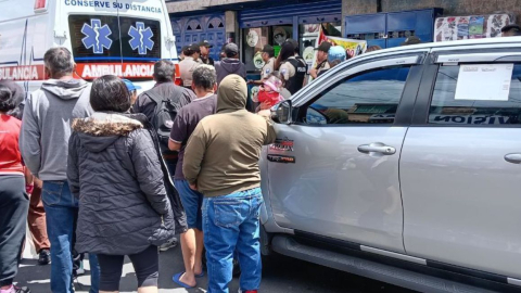 Una ambulancia en los exteriores de una peluquería del sur de Quito, donde ocurrió una balacera el lunes 8 de julio de 2024.