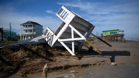 Los restos de un muelle se ven en la arena después del paso del huracán Beryl en Surfside Beach, Texas, el 8 de julio de 2024. 