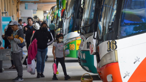 Imagen referencial. Buses de pasajeros en la Terminal Terrestre de Cuenca, el 1 de julio del 2022.