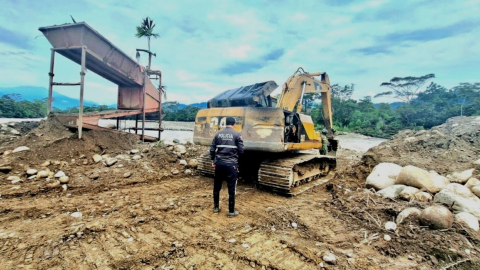 Imagen referencial de un operativo policial contra la minería ilegal en Zaruma, el 4 de abril de 2024.