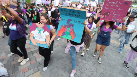 Organizaciones feministas en una marcha en Quito el 8 de marzo de 2024.