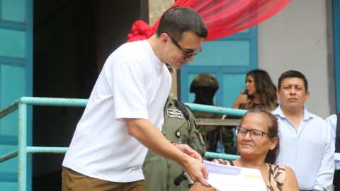 El presidente Daniel Noboa durante la entrega de bonos en Montecristi el 9 de julio de 2024.