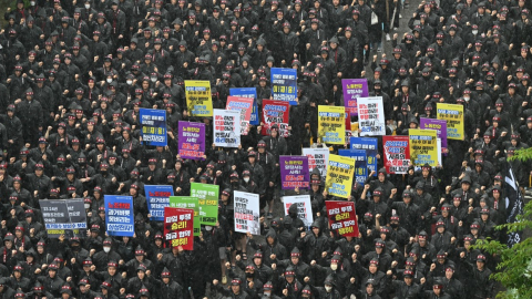 Miembros del Sindicato Nacional de Samsung Electronics se manifiestan al inicio de una huelga general de tres días frente a la fundición y fábrica de semiconductores de la compañía en Hwaseong el 8 de julio de 2024.