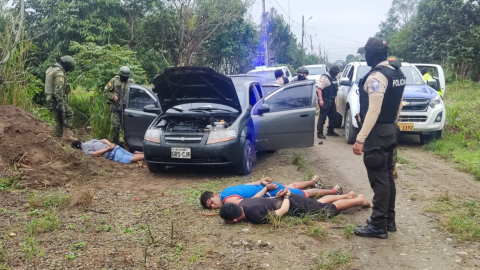 Policías capturan a cinco presuntos miembros de la banda Los Lobos en un operativo conjunto con militares en Pasaje, El Oro, este 10 de julio de 2024.