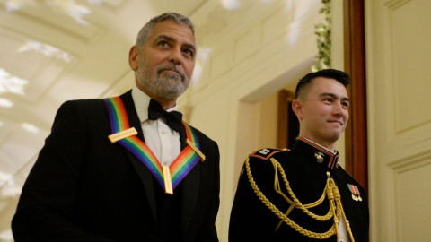 George Clooney llega a una recepción ofrecida para los homenajeados del Centro Kennedy ofrecida por el presidente Joe Biden el 5 de diciembre de 2022.