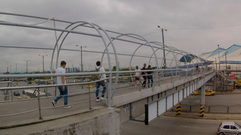 Ciudadanos caminan por un paso peatonal en Guayaquil.