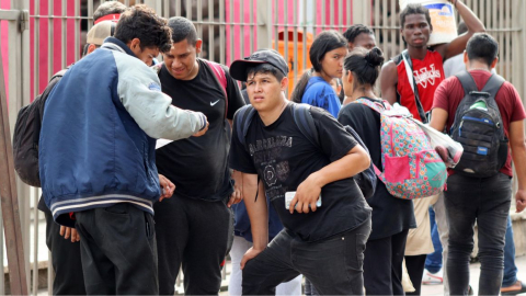 Migrantes esperan en las plazas de la ciudad de Tapachula, en el estado de Chiapas, el miércoles 10 de julio de 2024.