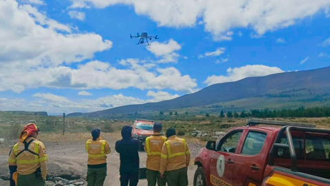 Equipos de Bomberos Quito realizan un monitoreo del incendio forestal en el cerro Sincholagua.
