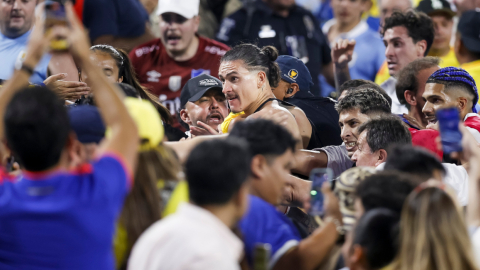 Darwin Núñez, de Uruguay, se enfrenta a hinchas de Colombia, el 10 de julio de 2024.