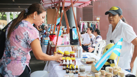 Feria Emprende del Ministerio de Producción, en el Malecón del Salado, en Guayaquil, julio de 2024. Imagen referencial. 