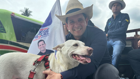 El excandidato a la Alcaldía de Portoviejo, José Miguel Mendoza, asesinado el 2 de julio de 2024, junto a su mascota 'Campi'. 