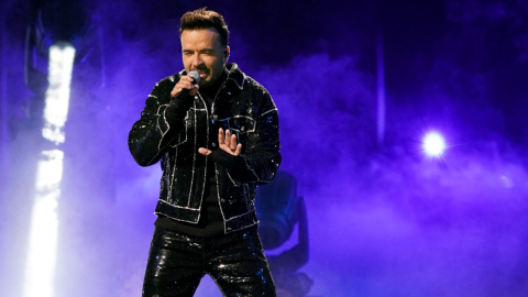 Luis Fonsi en su presentación los premios 'Lo nuestro', 18 de febrero de 2021.