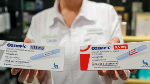 Una farmaceutica muestra dos envases del medicamento Ozempic contra la obesidad y la diabetes, junio 2024.