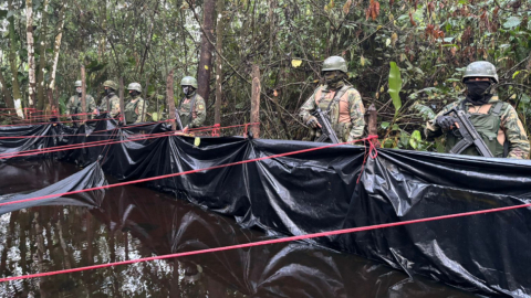 Vista frontal de la piscina de combustible de contrabando hallada en Shushufindi, Amazonía, 11 de julio de 2024.