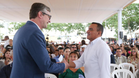 Ministro de Finanzas, Juan Carlos Vega, junto al alcalde de Portoviejo, Javier Pincay, en el acto de entrega de la garantía soberana, el 10 de julio de 2024. 