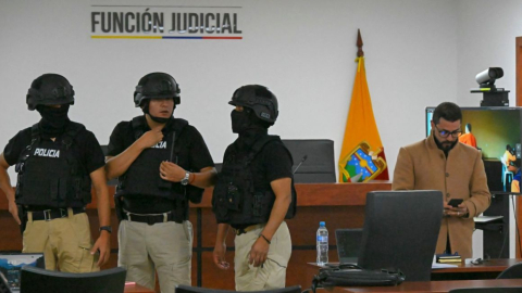 Policías custodian la audiencia de juicio por el asesinato de Fernando Villavicencio en el Complejo Judicial del Norte de Quito el 12 de julio de 2024. 