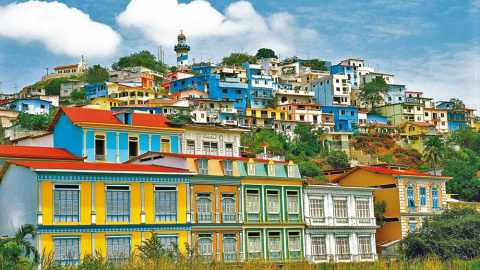 Una vista desde el río Guayas de las casas del barrio Las Peñas y del cerro Santa Ana, en el centro de Guayaquil. 