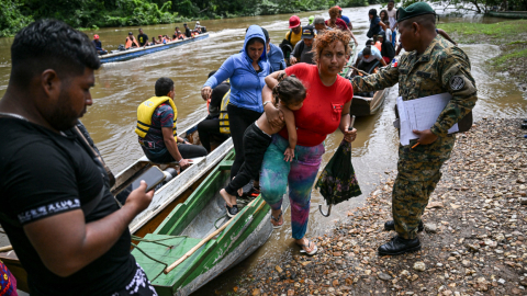 Un militar panameño recibo a migrantes que cruzaron el Darién, junio de 2024.