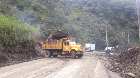 Imagen referencial de trabajos en una vía estatal a cargo del MTOP.