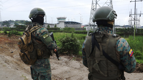 Imagen referencial de vigilancia militar en el complejo carcelario de Guayaquil el 12 de agosto de 2023.