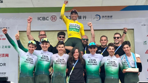 El equipo Caja Rural festeja la victoria de Jefferson Cepeda en el Tour of Qinghai Lake, el 14 de julio de 2024.