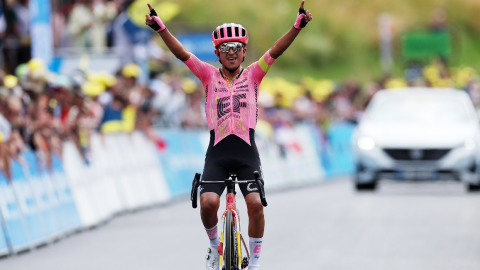 Alexander Cepeda celebra su victoria en la Etapa 2 del Tour de l'Ain, en Francia, el 14 de julio de 2024.