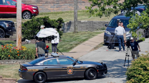 Policía y prensa enl a casa de Thomas Matthew Crooks, quien disparó con un fusil contra Donald Trump.