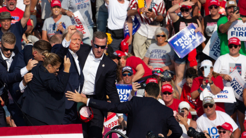 El candidato a la presidencia de Estados Unidos, Donald Trump, resultó herido tras un ataque en un mitin, el 13 de julio de 2024.