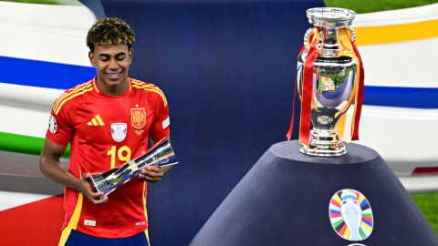 Lamine Yamal con el trofeo de mejor jugador de la Eurocopa, 14 de julio de 2024.