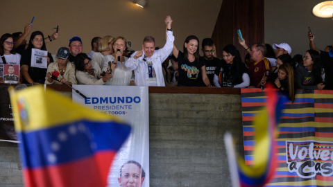 El candidato a la presidencia de Venezuela, Edmundo Gonzalez (centro), junto a la líder de la oposición, María Corina Machado, en un evento político, el 14 de julio de 2024.