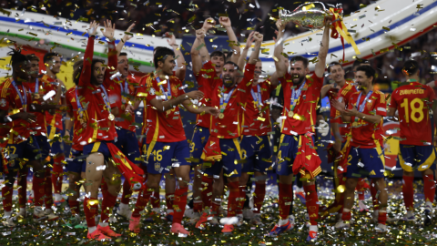 España levanta el trofeo de la Eurocopa de Alemania, el 14 de julio de 2024.