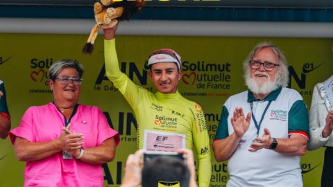 Alexander Cepeda, en el podio del Tour de l'Ain, el 14 de julio de 2024.