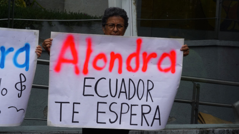 Una mujer sostiene un cartel en favor de la periodista Alondra Santiago, en la audiencia pasada en Quito, 5 de julio de 2024.