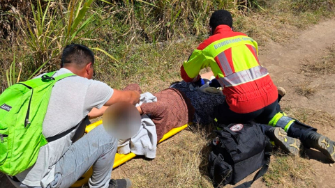 Bombero atiende un nacimiento en un terreno de Quito, el 14 de julio de 2024.