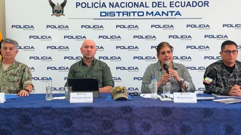 Autoridades de Gobierno en una rueda de prensa en Manta, este 15 de julio de 2024.