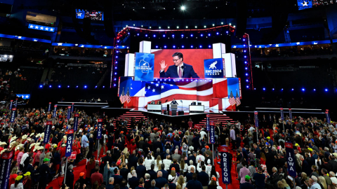 El presidente de la Cámara, Mike Johnson, habla durante el primer día de la Convención Nacional Republicana de 2024 en Milwaukee.
