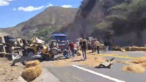 Momentos en que conductores socorren a los afectados por un accidente de tránsito en la vía Panamericana Norte, Quito, el 15 de julio de 2024.