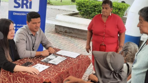 Funcionarios del SRI atienden consultas ciudadanas en Milagro, Guayas, julio de 2024. 