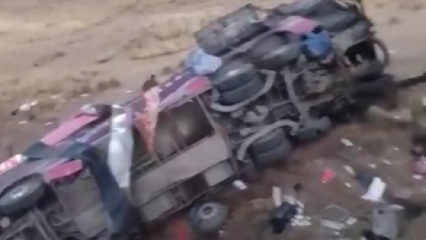 Un bus de la empresa Molina volcado en un abismo en la región de Ayacucho, el 16 de julio de 2024, en Perú. El accidente dejó más de 20 fallecidos.