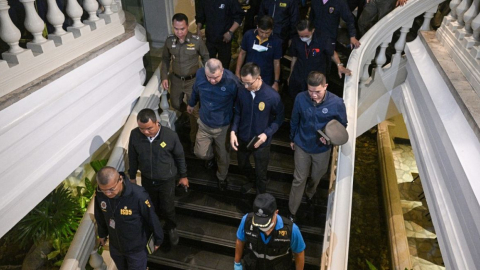 La policía inspecciona un hotel de Bangkok, Tailandia, en donde se encontraron seis cadáveres el 16 de julio de 2024.