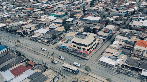 Una vista área del centro del cantón Durán, en Guayas, desde un sobrevuelo policial el domingo 14 de julio de 2024.