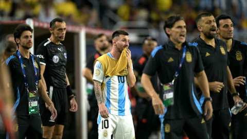 Lionel Messi  espera el final del partido ante Colombia el 14 de julio de 2024.