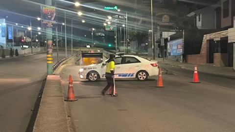 Personal de la Policía en el paso deprimido a la avenida Simón Bolivar y a Nayón, el 17 de julio de 2024.