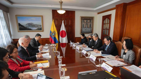 Delegaciones de Ecuador y Japón en una reunión en Quito el 16 de julio de 2024.