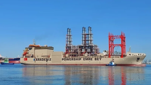 Barco generador de electricidad, llamadoTransfighter, de Karpowership, empresa turca que resultó adjudicataria de un contrato para proveer energía.